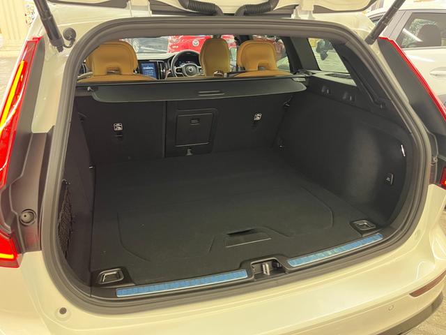 Ｖ６０ ウルトラ　Ｔ６　ＡＷＤ　プラグインハイブリッド　禁煙車／アンバー革シート／パノラマサンルーフ／衝突軽減ブレーキ／ＡＣＣ／アップルカープレイ／アンドロイドオート／ハーマンカードン／シートＨ・Ｃ／ステアリングヒーター／Ｐシート／マッサージ機能／アルミ（13枚目）