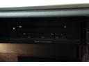グローブボックスにディスク挿入口やSDカード差込口を備えています。