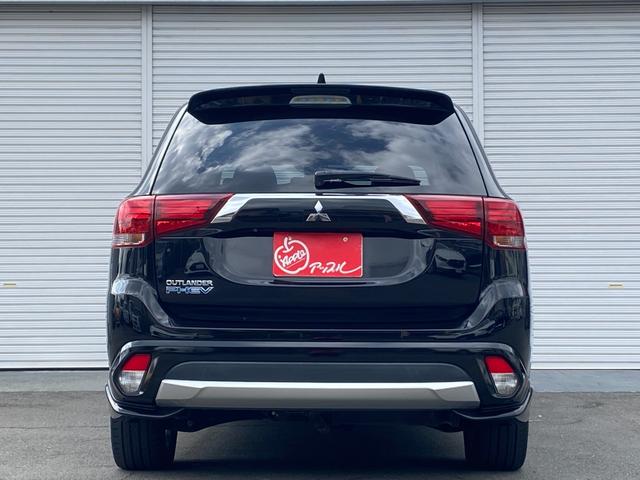 アウトランダーＰＨＥＶ Ｇナビパッケージ　ユーザー買取車　後期モデル　４ＷＤ　ＬＥＤヘッドライト　パワーバックドア　１８インチ純正アルミ　パワーシート　プッシュスタート　ナビ　アラウンドビューモニター　アルパイン後席フリップダウンモニター（4枚目）