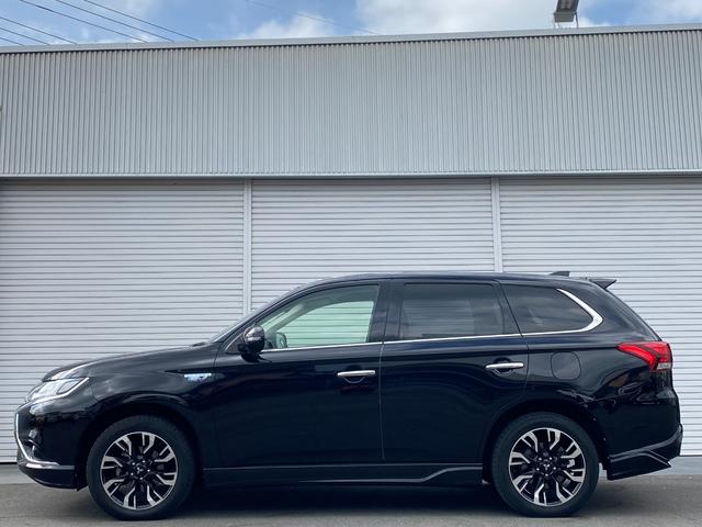 アウトランダーＰＨＥＶ Ｇナビパッケージ　ユーザー買取車　後期モデル　４ＷＤ　ＬＥＤヘッドライト　パワーバックドア　１８インチ純正アルミ　パワーシート　プッシュスタート　ナビ　アラウンドビューモニター　アルパイン後席フリップダウンモニター（6枚目）