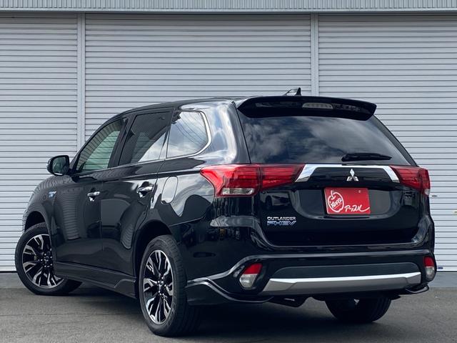 アウトランダーＰＨＥＶ Ｇナビパッケージ　ユーザー買取車　後期モデル　４ＷＤ　ＬＥＤヘッドライト　パワーバックドア　１８インチ純正アルミ　パワーシート　プッシュスタート　ナビ　アラウンドビューモニター　アルパイン後席フリップダウンモニター（8枚目）