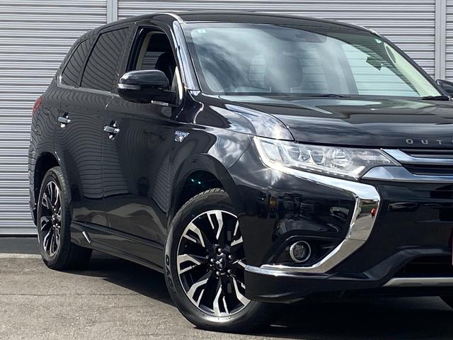 アウトランダーＰＨＥＶ Ｇナビパッケージ　ユーザー買取車　後期モデル　４ＷＤ　ＬＥＤヘッドライト　パワーバックドア　１８インチ純正アルミ　パワーシート　プッシュスタート　ナビ　アラウンドビューモニター　アルパイン後席フリップダウンモニター（12枚目）
