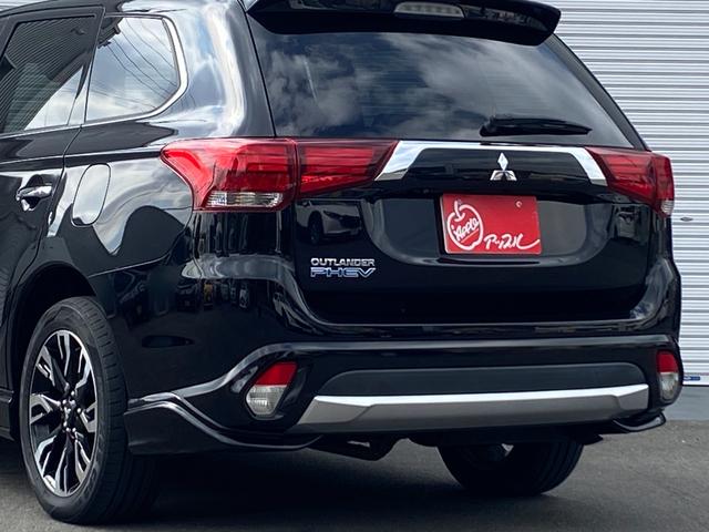 アウトランダーＰＨＥＶ Ｇナビパッケージ　ユーザー買取車　後期モデル　４ＷＤ　ＬＥＤヘッドライト　パワーバックドア　１８インチ純正アルミ　パワーシート　プッシュスタート　ナビ　アラウンドビューモニター　アルパイン後席フリップダウンモニター（14枚目）