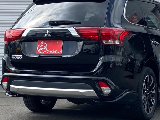 アウトランダーＰＨＥＶ Ｇナビパッケージ　ユーザー買取車　後期モデル　４ＷＤ　ＬＥＤヘッドライト　パワーバックドア　１８インチ純正アルミ　パワーシート　プッシュスタート　ナビ　アラウンドビューモニター　アルパイン後席フリップダウンモニター（15枚目）