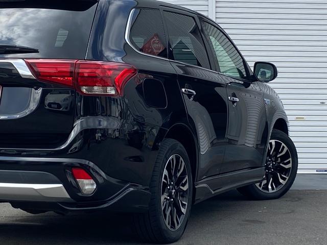 アウトランダーＰＨＥＶ Ｇナビパッケージ　ユーザー買取車　後期モデル　４ＷＤ　ＬＥＤヘッドライト　パワーバックドア　１８インチ純正アルミ　パワーシート　プッシュスタート　ナビ　アラウンドビューモニター　アルパイン後席フリップダウンモニター（16枚目）