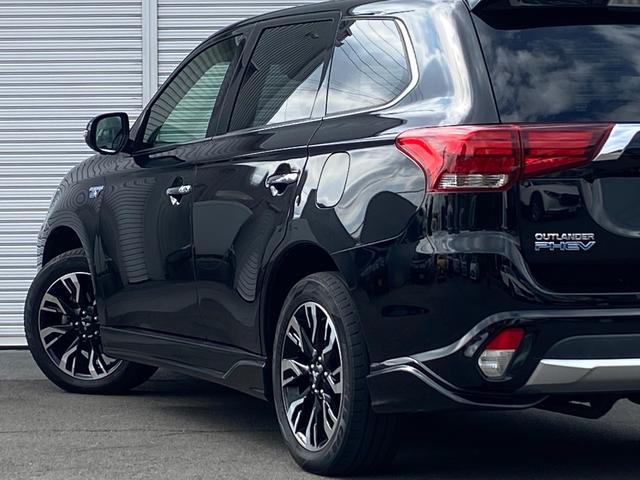 アウトランダーＰＨＥＶ Ｇナビパッケージ　ユーザー買取車　後期モデル　４ＷＤ　ＬＥＤヘッドライト　パワーバックドア　１８インチ純正アルミ　パワーシート　プッシュスタート　ナビ　アラウンドビューモニター　アルパイン後席フリップダウンモニター（17枚目）