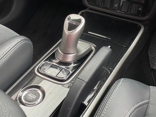 アウトランダーＰＨＥＶ Ｇナビパッケージ　ユーザー買取車　後期モデル　４ＷＤ　ＬＥＤヘッドライト　パワーバックドア　１８インチ純正アルミ　パワーシート　プッシュスタート　ナビ　アラウンドビューモニター　アルパイン後席フリップダウンモニター（41枚目）