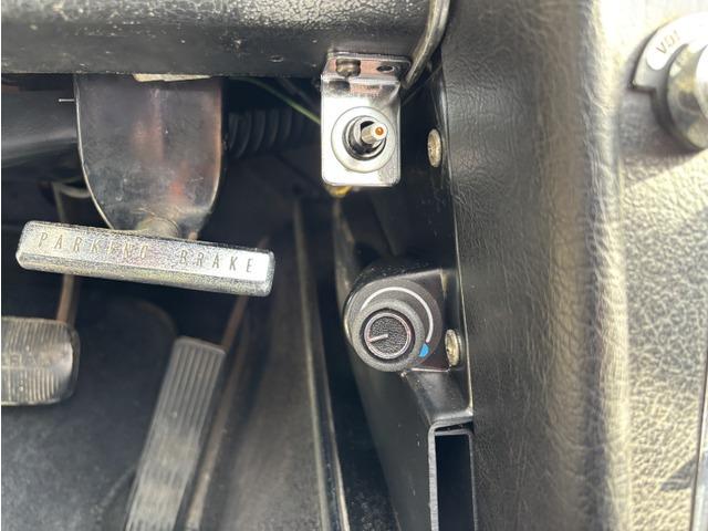 シボレーコルベット コンバーチブル ロードスター ハードトップ付3AT換装327V8エンジンTH350 3速オートマチックトランスミッション オリジナルインテリア ビンテージエアコンディショナー追加フロントC3コルベットディスクブレーキ(39枚目)