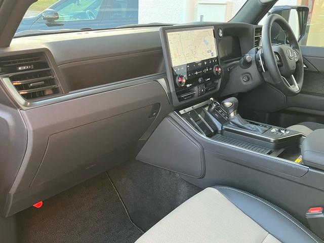 ＧＸ ＧＸ５５０　オーバートレイル＋　１００台限定車　クールＢＯＸ　地デジ　全方位カメラ　デジタルインナーミラー　パワーバックドア　置くだけ充電　１４インチマルチディスプレイ　ヘッドアップディスプレイ　ＥＴＣ２．０　パノラミックモニター（35枚目）