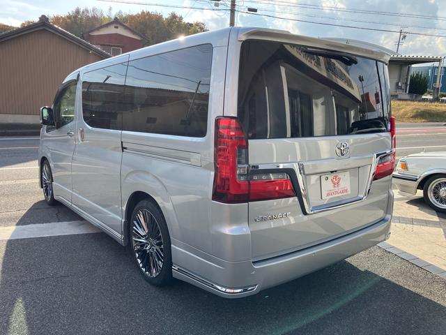 グランエース Ｇ　８人乗　ベージュインテリア　ＷＡＬＤ２０ＡＷタイヤ新品ナビＴＶ　ローダウン　純正サス有　全方位カメラ　デジタルインナーミラー　リアモニター　ＥＴＣ２．０　革シート　両側電動スライドドア（8枚目）