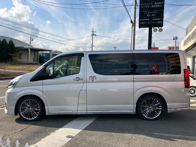 グランエース Ｇ　８人乗　ベージュインテリア　ＷＡＬＤ２０ＡＷタイヤ新品ナビＴＶ　ローダウン　純正サス有　全方位カメラ　デジタルインナーミラー　リアモニター　ＥＴＣ２．０　革シート　両側電動スライドドア（9枚目）