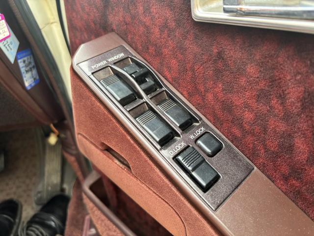 クラウン ロイヤルサルーン　ツインカム３０００　サンルーフ　電動チルト　ローダウン　ワンオフマフラー　当時物フロントスポイラー　ナビ　ＥＴＣ　１５フォルテクスインペリアルワイヤーホイール（34枚目）