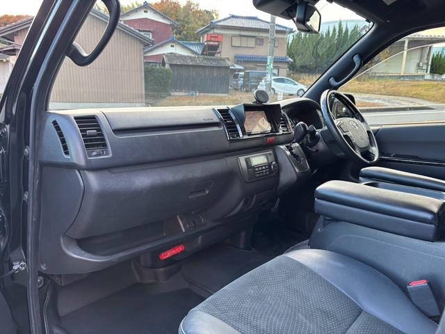 レジアスエースバン スーパーGL ダークプライムII 2.8ディーゼルターボ 4人乗仕様 ベッドキット スマートキー LED 社外テール ナビ地デジ バックカメラ 18AW ETC プッシュスタート(17枚目)