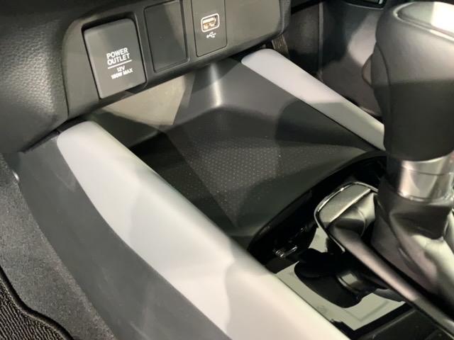 フィット ＲＳ　当社試乗車　禁煙　新車保証継承　ナビＶＸＵ－２４５ＦＴｉ　Ｒカメラ　Ｂｌｕｅｔｏｏｔｈ　ＣＤ　ＤＶＤ　Ｂｌｕｅｔｏｏｔｈ　フロアカーペット　ＥＴＣ車載器　ＬＥＤライト　サイドカーテンエアバッグ　ＡＢＳ（28枚目）