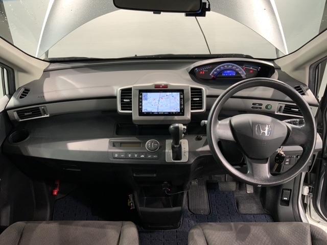 フリード Ｇ　１年保証　禁煙　福祉車両　助手席リフトアップシート　ナビ　Ｒカメラ　ＣＤ　ＤＶＤ　ワンセグＴＶ　片側電動スライドドア　ドアバイザー　フロアカーペット　ＥＴＣ車載器（7枚目）