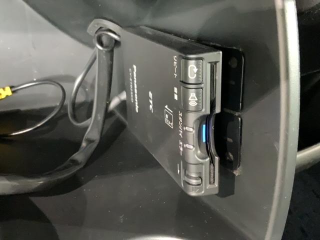 フリード Ｇ　１年保証　禁煙　福祉車両　助手席リフトアップシート　ナビ　Ｒカメラ　ＣＤ　ＤＶＤ　ワンセグＴＶ　片側電動スライドドア　ドアバイザー　フロアカーペット　ＥＴＣ車載器（10枚目）