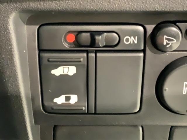 フリード Ｇ　１年保証　禁煙　福祉車両　助手席リフトアップシート　ナビ　Ｒカメラ　ＣＤ　ＤＶＤ　ワンセグＴＶ　片側電動スライドドア　ドアバイザー　フロアカーペット　ＥＴＣ車載器（11枚目）