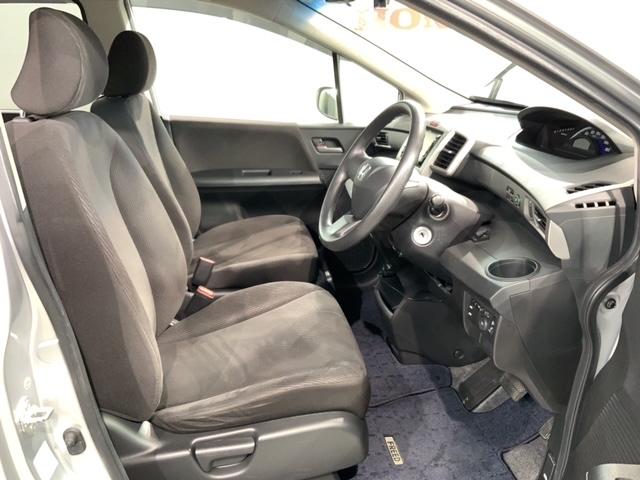 フリード Ｇ　１年保証　禁煙　福祉車両　助手席リフトアップシート　ナビ　Ｒカメラ　ＣＤ　ＤＶＤ　ワンセグＴＶ　片側電動スライドドア　ドアバイザー　フロアカーペット　ＥＴＣ車載器（16枚目）