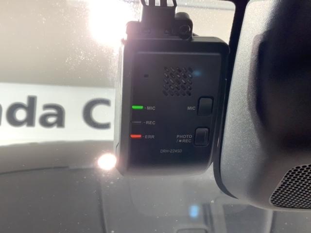 ヴェゼル ｅ：ＨＥＶＸ　２年保証　禁煙　１オーナー　ＨｏｎｄａＣＯＮＮＥＣＴディスプレー　ＥＴＣ２．０車載器　ワイヤレス充電器　Ｂｌｕｅｔｏｏｔｈ　ドアバイザー　フロアカーペット　ドラレコ　ＬＥＤライト　１６インチアルミ（12枚目）