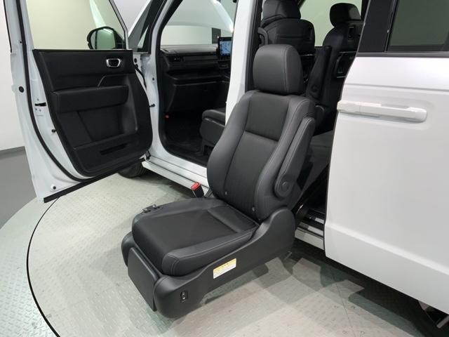 ステップワゴン スパーダリフトアップシート　福祉車両　当社試乗車　新車保証継承　禁煙　１１．４インチナビＬＸＭ－２４７ＶＦＬｉ　Ｒカメラ　ＣＤ録音　ＤＶＤ　フルセグ　Ｂｌｕｅｔｏｏｔｈ　ＥＴＣ車載器　フロアカーペット（12枚目）