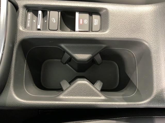 ヴェゼル ｅ：ＨＥＶＺ　２年保証　禁煙　ＨｏｎｄａＣＯＮＮＥＣＴディスプレー　ＥＴＣ２．０車載器　ブラインドスポットインフォメーション　フロアカーペット　ドアバイザー　ドラレコ　ＬＥＤライト　後退出庫サポート（28枚目）