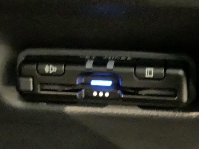 フィット ホーム 当社試乗車 新車保証継承 4WD 禁煙 9インチナビVXU-245FTi リアカメラ CD録音 DVD Bluetooth フルセグTV サイドエアバッグ LEDライト ETC車載器 フロアカーペット(12枚目)