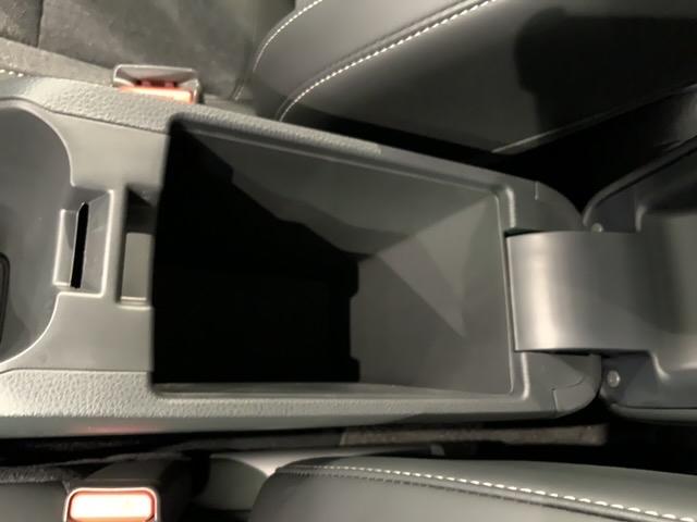 フィット ホーム 当社試乗車 新車保証継承 4WD 禁煙 9インチナビVXU-245FTi リアカメラ CD録音 DVD Bluetooth フルセグTV サイドエアバッグ LEDライト ETC車載器 フロアカーペット(28枚目)