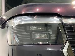 ＬＥＤヘッドライトは、点灯の瞬間から最大光量を発揮し、突然暗くなるトンネルなどでの安定感を高めます。 7