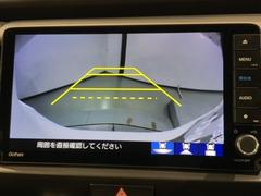 リバースギアに入れるだけで後方の表示へ切り替わります。夜間や雨の日の駐車も楽になりますよ。 6