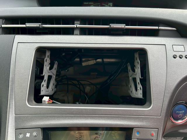プリウス S エアコン パワステ パワーウィンドウ 運転席・助手席エアバッグ サイドエアバッグ ABS ETC 純正アルミ15インチ 盗難防止システム スマートキー HID オートライト 平成24年10月(10枚目)