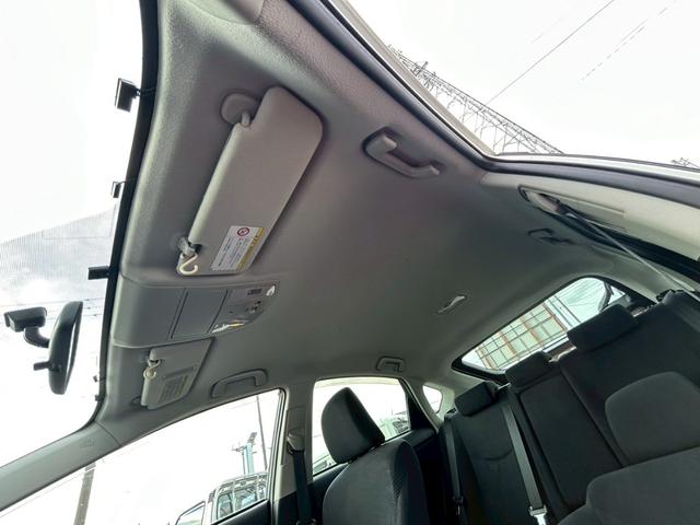 プリウス S エアコン パワステ パワーウィンドウ 運転席・助手席エアバッグ サイドエアバッグ ABS ETC 純正アルミ15インチ 盗難防止システム スマートキー HID オートライト 平成24年10月(12枚目)