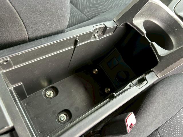 プリウス S エアコン パワステ パワーウィンドウ 運転席・助手席エアバッグ サイドエアバッグ ABS ETC 純正アルミ15インチ 盗難防止システム スマートキー HID オートライト 平成24年10月(31枚目)