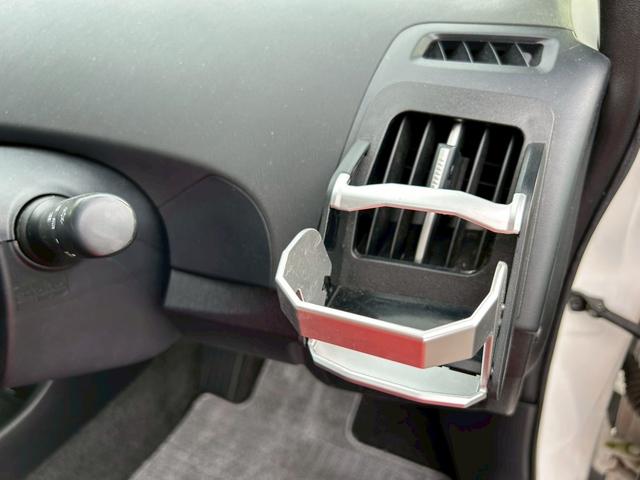 プリウス S エアコン パワステ パワーウィンドウ 運転席・助手席エアバッグ サイドエアバッグ ABS ETC 純正アルミ15インチ 盗難防止システム スマートキー HID オートライト 平成24年10月(32枚目)