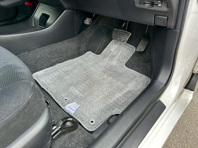 プリウス S エアコン パワステ パワーウィンドウ 運転席・助手席エアバッグ サイドエアバッグ ABS ETC 純正アルミ15インチ 盗難防止システム スマートキー HID オートライト 平成24年10月(35枚目)