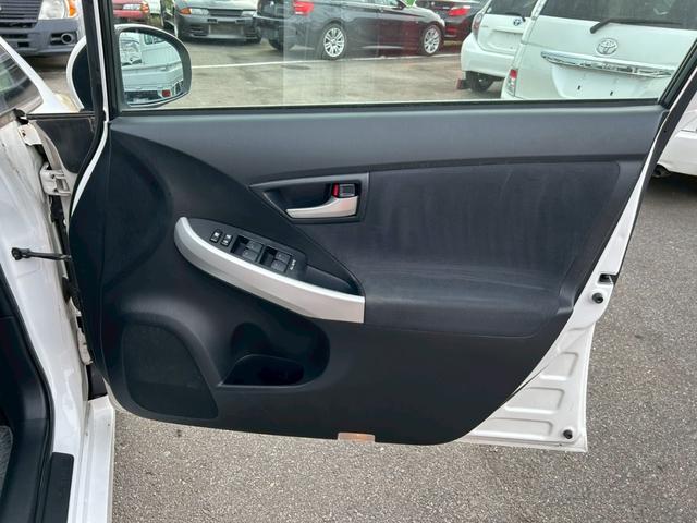 プリウス S エアコン パワステ パワーウィンドウ 運転席・助手席エアバッグ サイドエアバッグ ABS ETC 純正アルミ15インチ 盗難防止システム スマートキー HID オートライト 平成24年10月(37枚目)