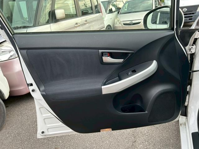 プリウス S エアコン パワステ パワーウィンドウ 運転席・助手席エアバッグ サイドエアバッグ ABS ETC 純正アルミ15インチ 盗難防止システム スマートキー HID オートライト 平成24年10月(45枚目)
