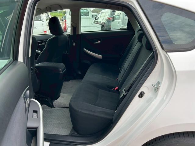 プリウス S エアコン パワステ パワーウィンドウ 運転席・助手席エアバッグ サイドエアバッグ ABS ETC 純正アルミ15インチ 盗難防止システム スマートキー HID オートライト 平成24年10月(52枚目)