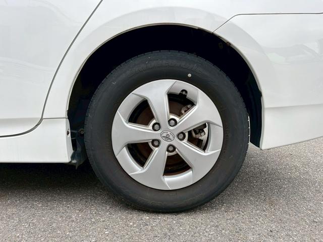 プリウス S エアコン パワステ パワーウィンドウ 運転席・助手席エアバッグ サイドエアバッグ ABS ETC 純正アルミ15インチ 盗難防止システム スマートキー HID オートライト 平成24年10月(63枚目)