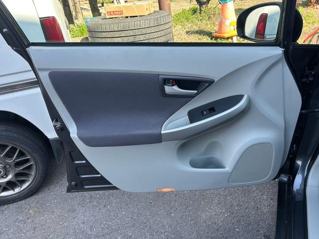 プリウス S LEDエディション ETC 社外アルミホイール17インチ スマートキー LEDヘッドランプ オートライト ローダウン ヘッドライトウォッシャー ケンウッドメモリーナビ バックカメラ ドライブレコーダー サイドエアバッグ(40枚目)