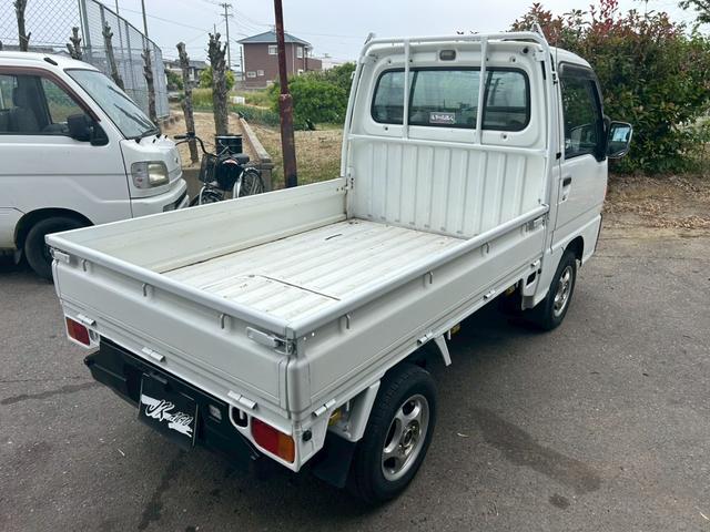 サンバートラック  エアコン 社外アルミホイール12インチ 4WD 平床ボディ 三方開 社外オーディオ CD メーカーオプションフロントメッキバイザー メッキドアミラー 5MT 下廻りシャーシブラック塗装済み(8枚目)