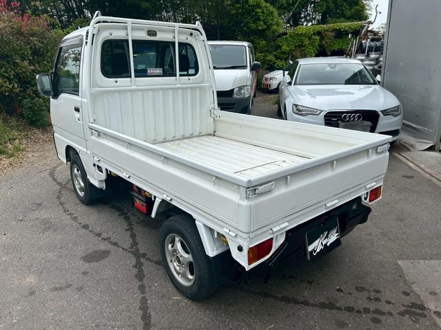 サンバートラック  エアコン 社外アルミホイール12インチ 4WD 平床ボディ 三方開 社外オーディオ CD メーカーオプションフロントメッキバイザー メッキドアミラー 5MT 下廻りシャーシブラック塗装済み(9枚目)