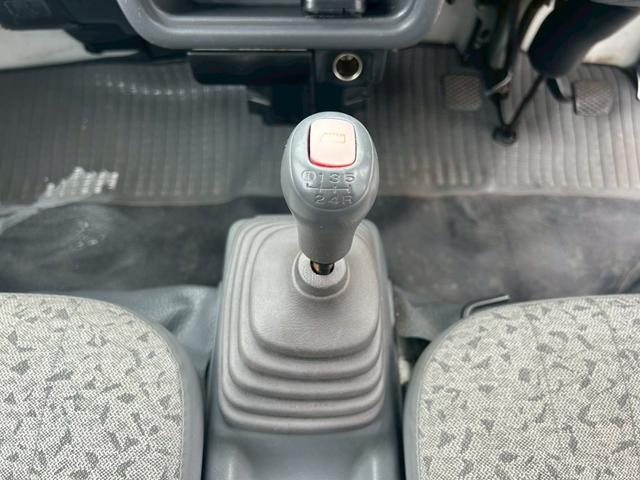 サンバートラック  エアコン 社外アルミホイール12インチ 4WD 平床ボディ 三方開 社外オーディオ CD メーカーオプションフロントメッキバイザー メッキドアミラー 5MT 下廻りシャーシブラック塗装済み(11枚目)