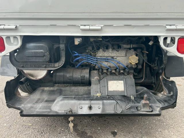 サンバートラック  エアコン 社外アルミホイール12インチ 4WD 平床ボディ 三方開 社外オーディオ CD メーカーオプションフロントメッキバイザー メッキドアミラー 5MT 下廻りシャーシブラック塗装済み(16枚目)