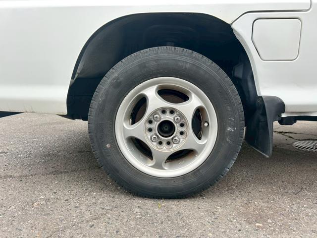 サンバートラック  エアコン 社外アルミホイール12インチ 4WD 平床ボディ 三方開 社外オーディオ CD メーカーオプションフロントメッキバイザー メッキドアミラー 5MT 下廻りシャーシブラック塗装済み(17枚目)
