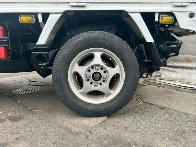 サンバートラック  エアコン 社外アルミホイール12インチ 4WD 平床ボディ 三方開 社外オーディオ CD メーカーオプションフロントメッキバイザー メッキドアミラー 5MT 下廻りシャーシブラック塗装済み(18枚目)