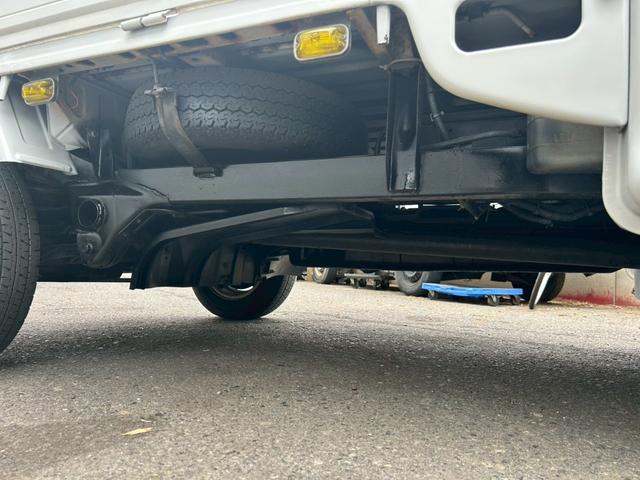 サンバートラック  エアコン 社外アルミホイール12インチ 4WD 平床ボディ 三方開 社外オーディオ CD メーカーオプションフロントメッキバイザー メッキドアミラー 5MT 下廻りシャーシブラック塗装済み(28枚目)