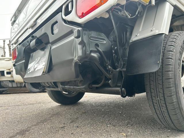 サンバートラック  エアコン 社外アルミホイール12インチ 4WD 平床ボディ 三方開 社外オーディオ CD メーカーオプションフロントメッキバイザー メッキドアミラー 5MT 下廻りシャーシブラック塗装済み(30枚目)
