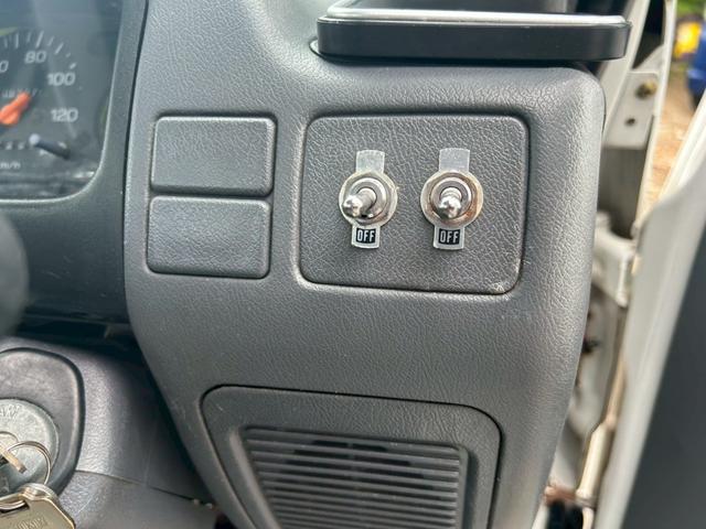 サンバートラック  エアコン 社外アルミホイール12インチ 4WD 平床ボディ 三方開 社外オーディオ CD メーカーオプションフロントメッキバイザー メッキドアミラー 5MT 下廻りシャーシブラック塗装済み(42枚目)