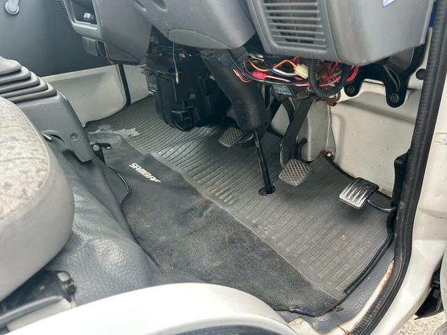 サンバートラック  エアコン 社外アルミホイール12インチ 4WD 平床ボディ 三方開 社外オーディオ CD メーカーオプションフロントメッキバイザー メッキドアミラー 5MT 下廻りシャーシブラック塗装済み(43枚目)