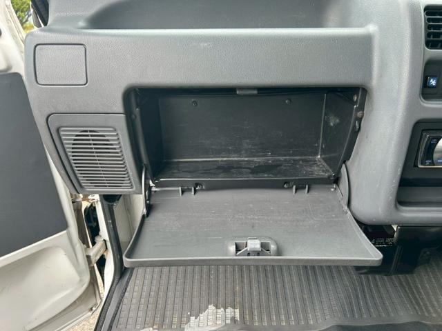 サンバートラック  エアコン 社外アルミホイール12インチ 4WD 平床ボディ 三方開 社外オーディオ CD メーカーオプションフロントメッキバイザー メッキドアミラー 5MT 下廻りシャーシブラック塗装済み(49枚目)